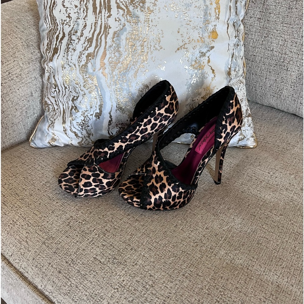 Betsey Johnson animal print open toe size 6 heel